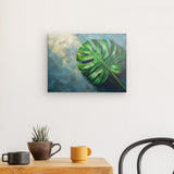 Leinwand - Stärke 2cm | Grüne Stille - Monstera-Blatt vor ruhigem Farbhintergrund