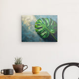 Leinwand - Stärke 4cm | Grüne Stille - Monstera-Blatt vor ruhigem Farbhintergrund