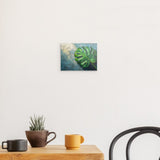 Photoboard / Hartschaum | Grüne Stille - Monstera-Blatt vor ruhigem Farbhintergrund
