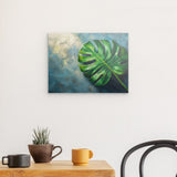 Photoboard / Hartschaum | Grüne Stille - Monstera-Blatt vor ruhigem Farbhintergrund