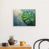 Alu Dibond (matt) | Grüne Stille - Monstera-Blatt vor ruhigem Farbhintergrund