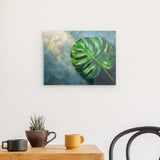 Acrylglas | Grüne Stille - Monstera-Blatt vor ruhigem Farbhintergrund