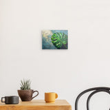 Acrylglas auf Alu-Dibond | Grüne Stille - Monstera-Blatt vor ruhigem Farbhintergrund