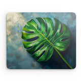 Mauspad | Grüne Stille - Monstera-Blatt vor ruhigem Farbhintergrund