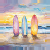 Leinwand (gerahmt) | Sunset Lineup – Surfboards am Strand bei Sonnenuntergang im Pastell-Look