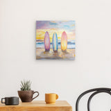Acrylglas auf Alu-Dibond | Sunset Lineup – Surfboards am Strand bei Sonnenuntergang im Pastell-Look
