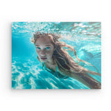 Acrylglas auf Alu-Dibond | Kind der Wellen - Zauberhafte Meerjungfrau im türkisfarbenen Ozean