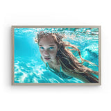 Photoboard (gerahmt) | Kind der Wellen - Zauberhafte Meerjungfrau im türkisfarbenen Ozean