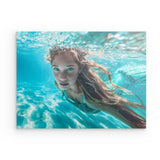 Photoboard / Hartschaum | Kind der Wellen - Zauberhafte Meerjungfrau im türkisfarbenen Ozean