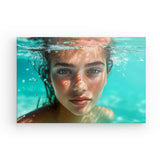 Leinwand - Stärke 2cm | Schweben im Licht - Porträt einer jungen Frau im türkisblauen Meer