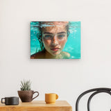 Leinwand - Stärke 2cm | Schweben im Licht - Porträt einer jungen Frau im türkisblauen Meer
