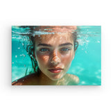 Leinwand - Stärke 4cm | Schweben im Licht - Porträt einer jungen Frau im türkisblauen Meer