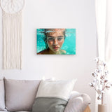 Leinwand - Stärke 4cm | Schweben im Licht - Porträt einer jungen Frau im türkisblauen Meer