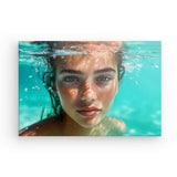 Leinwand - Stärke 4cm | Schweben im Licht - Porträt einer jungen Frau im türkisblauen Meer