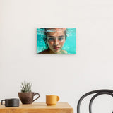 Acrylglas auf Alu-Dibond | Schweben im Licht - Porträt einer jungen Frau im türkisblauen Meer