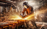 Poster gerahmt | Blinding steel light - Stahlwerker lässt funken fliegen