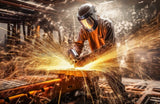 Poster gerahmt | Blinding steel light - Stahlwerker lässt funken fliegen