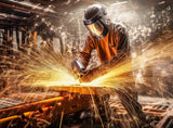 Poster gerahmt | Blinding steel light - Stahlwerker lässt funken fliegen