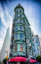 Photoboard (gerahmt) | Look up by light - Jugendstilgebäude und Pyramid Building in San Francisco