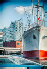 Leinwand (gerahmt) | Hamburg zwischen Himmel und Wasser - Cap San Diego und Elbphilharmonie