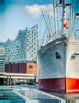 Leinwand (gerahmt) | Hamburg zwischen Himmel und Wasser - Cap San Diego und Elbphilharmonie