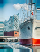 Leinwand (gerahmt) | Hamburg zwischen Himmel und Wasser - Cap San Diego und Elbphilharmonie