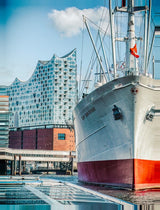 Leinwand (gerahmt) | Hamburg zwischen Himmel und Wasser - Cap San Diego und Elbphilharmonie