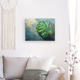 Leinwand - Stärke 2cm | Grüne Stille - Monstera-Blatt vor ruhigem Farbhintergrund