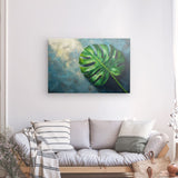 Leinwand - Stärke 2cm | Grüne Stille - Monstera-Blatt vor ruhigem Farbhintergrund