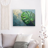 Leinwand - Stärke 2cm | Grüne Stille - Monstera-Blatt vor ruhigem Farbhintergrund