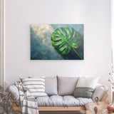 Photoboard / Hartschaum | Grüne Stille - Monstera-Blatt vor ruhigem Farbhintergrund