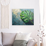 Photoboard / Hartschaum | Grüne Stille - Monstera-Blatt vor ruhigem Farbhintergrund