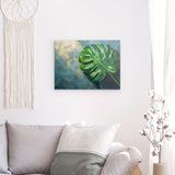 Acrylglas | Grüne Stille - Monstera-Blatt vor ruhigem Farbhintergrund