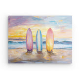 Acrylglas auf Alu-Dibond | Sunset Lineup – Surfboards am Strand bei Sonnenuntergang im Pastell-Look