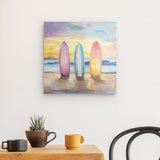 Acrylglas auf Alu-Dibond | Sunset Lineup – Surfboards am Strand bei Sonnenuntergang im Pastell-Look