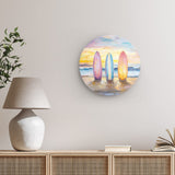 Rundes Wandbild | Sunset Lineup – Surfboards am Strand bei Sonnenuntergang im Pastell-Look
