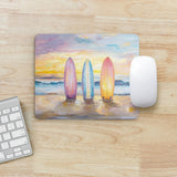 Mauspad | Sunset Lineup – Surfboards am Strand bei Sonnenuntergang im Pastell-Look