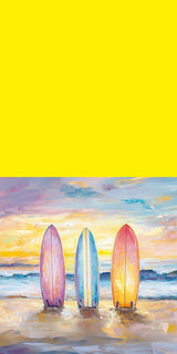 Plüschkissen (Gelb) | Sunset Lineup – Surfboards am Strand bei Sonnenuntergang im Pastell-Look