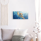 Leinwand - Stärke 2cm | Flossen voraus! - Niedliche Baby-Schildkröte im türkisblauen Meer (quer)