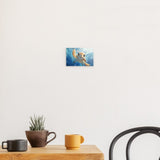 Photoboard / Hartschaum | Flossen voraus! - Niedliche Baby-Schildkröte im türkisblauen Meer (quer)