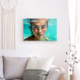 Leinwand - Stärke 2cm | Schweben im Licht - Porträt einer jungen Frau im türkisblauen Meer