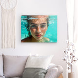 Leinwand - Stärke 2cm | Schweben im Licht - Porträt einer jungen Frau im türkisblauen Meer