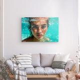 Leinwand - Stärke 2cm | Schweben im Licht - Porträt einer jungen Frau im türkisblauen Meer