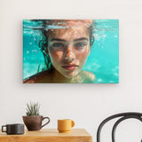 Leinwand - Stärke 4cm | Schweben im Licht - Porträt einer jungen Frau im türkisblauen Meer