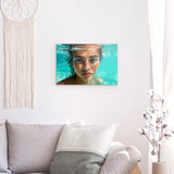 Acrylglas | Schweben im Licht - Porträt einer jungen Frau im türkisblauen Meer