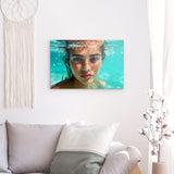 Acrylglas | Schweben im Licht - Porträt einer jungen Frau im türkisblauen Meer