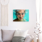 Acrylglas | Schweben im Licht - Porträt einer jungen Frau im türkisblauen Meer
