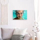 Acrylglas auf Alu-Dibond | Schweben im Licht - Porträt einer jungen Frau im türkisblauen Meer