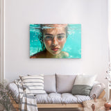 Acrylglas auf Alu-Dibond | Schweben im Licht - Porträt einer jungen Frau im türkisblauen Meer