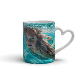 Tasse (Herzgriff) | Kind der Wellen - Zauberhafte Meerjungfrau im türkisfarbenen Ozean